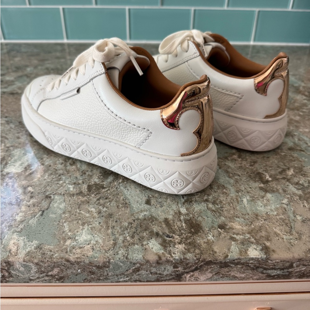 Tory Burch Ladybug Sneakers in white/rose gold Size 6